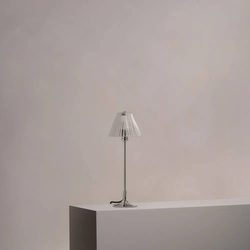 Cotswold malá stolní lampa s drážkovaným sklem - Leštěný nikl