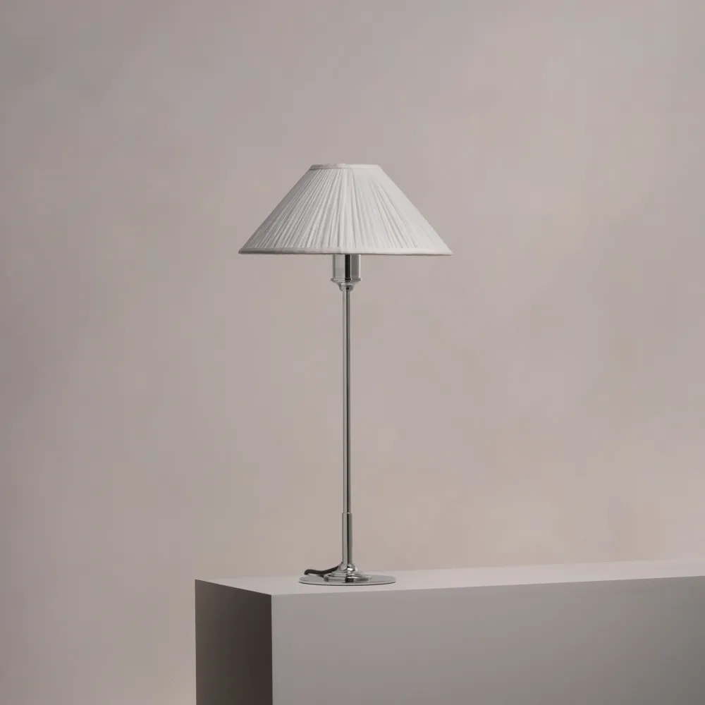 Cotswold střední stolní lampa s plisovaným stínidlem v alabastrově bílé barvě - Leštěný nikl