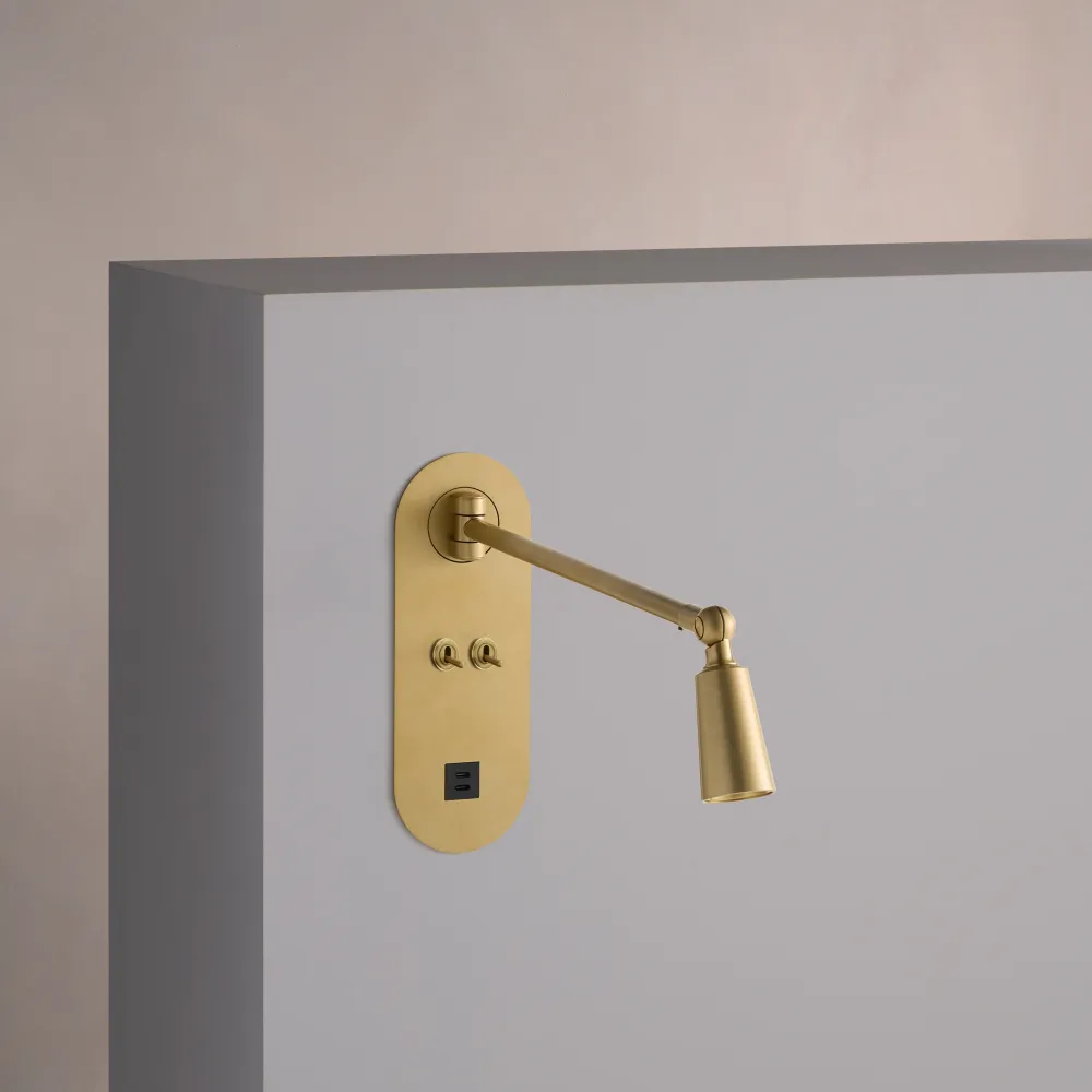 Sloane 2G čtecí lampa s přepínačem USB-C - Starožitná mosaz